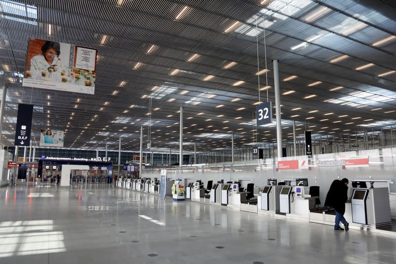 Imagen de una terminal casi vacía en el Aeropuerto de Orly, cerca de París, Francia