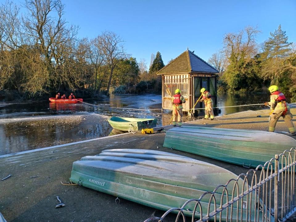 Firefighters rowed out to save stranded Ponzo (London Fire Brigade)