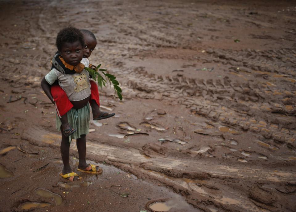 Children stand during rain in front of Saint Michel Catholic church in the town of Boda April 14, 2014. REUTERS/Goran Tomasevic (CENTRAL AFRICAN REPUBLIC - Tags: CIVIL UNREST POLITICS SOCIETY TPX IMAGES OF THE DAY)