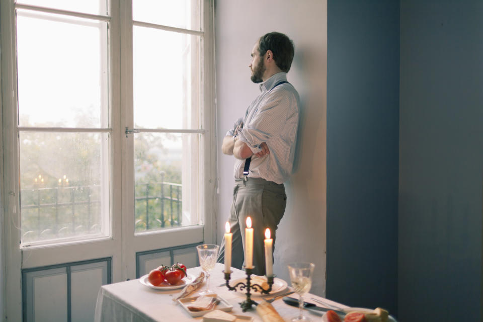 Einsame Menschen denken häufiger an ihren Ex-Partner. - Copyright: Matthias Ritzmann / Getty Images