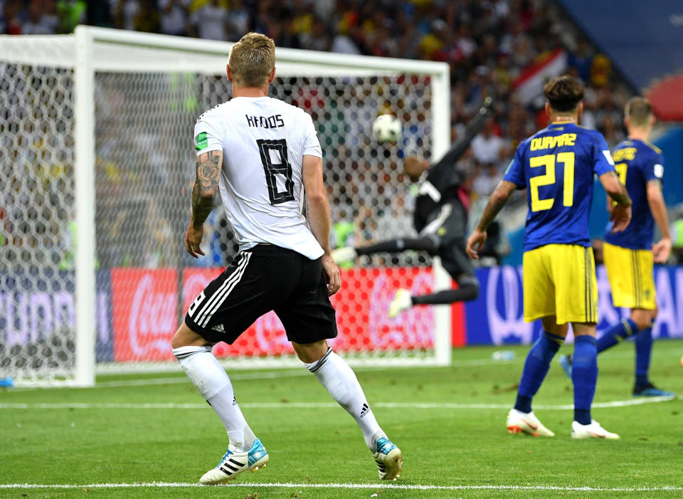 Toni Kroos und sein legendärer Schlenzer in den rechten schwedischen Giebel