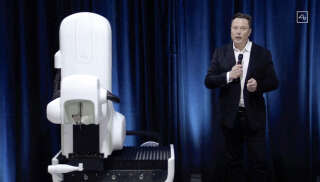 Cette image est extraite d’une vidéo datant du 28 août 2020 dans laquelle Elon Musk faisait la démonstation en direct du fonctionnement du robot chirurgien chargé de placer l’implant cérébral de Neuralink.. PHOTO NEURALINK VIA AFP