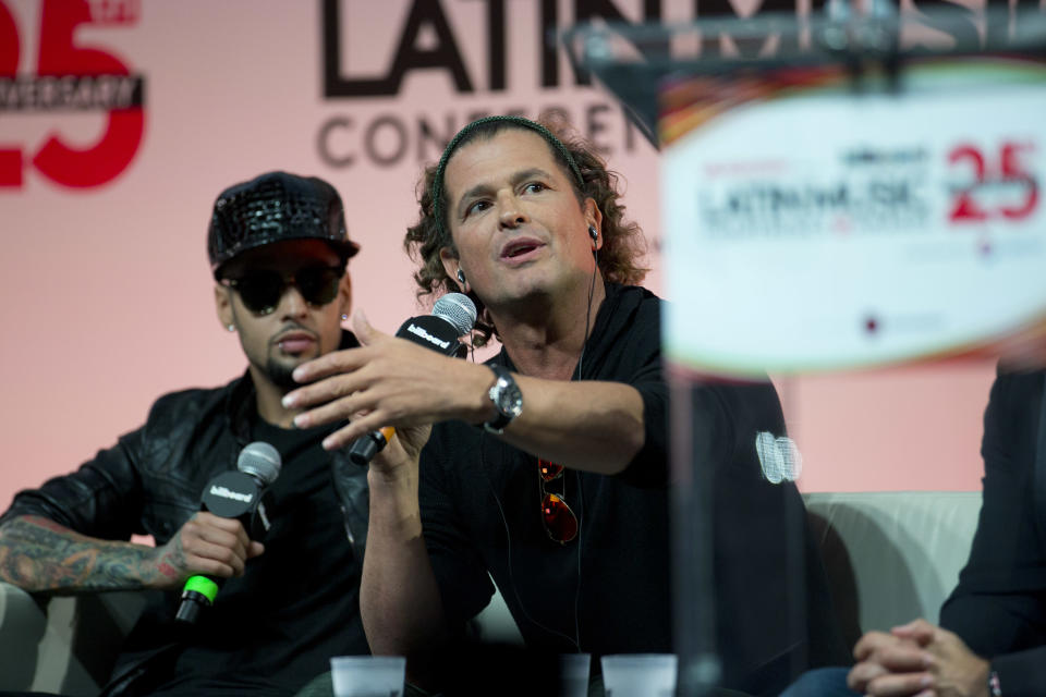 Los músicos David Correy, a la izquierda, y Carlos Vives hablan de su papel como miembros del equipo que hizo y mercadeó himnos para la Copa del Mundo, durante un foro de la Conferencia Billboard de la Música Latina en Miami el martes 22 de abril del 2014. (AP Foto/J Pat Carter)