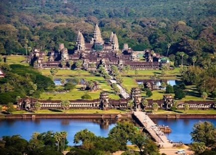 《圖說》遠眺吳哥窟主寺全景，摘自google網。