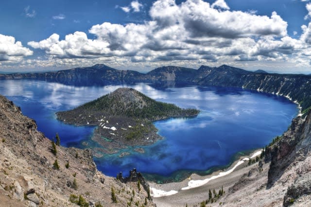 Unusual natural sights around America Crater Lake