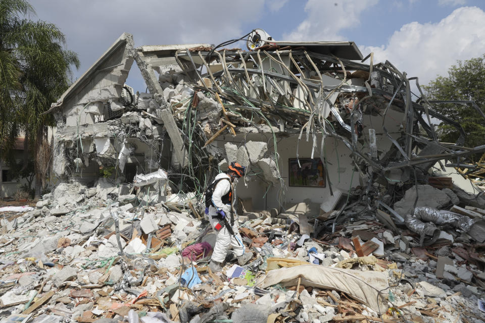 Un soldado israelí camina entre los restos de una vivienda destruida en combates contra insurgentes de Hamás en el kibbutz de Be'eri, en Israel, el 11 de octubre de 2023. (AP Foto/Baz Ratner)