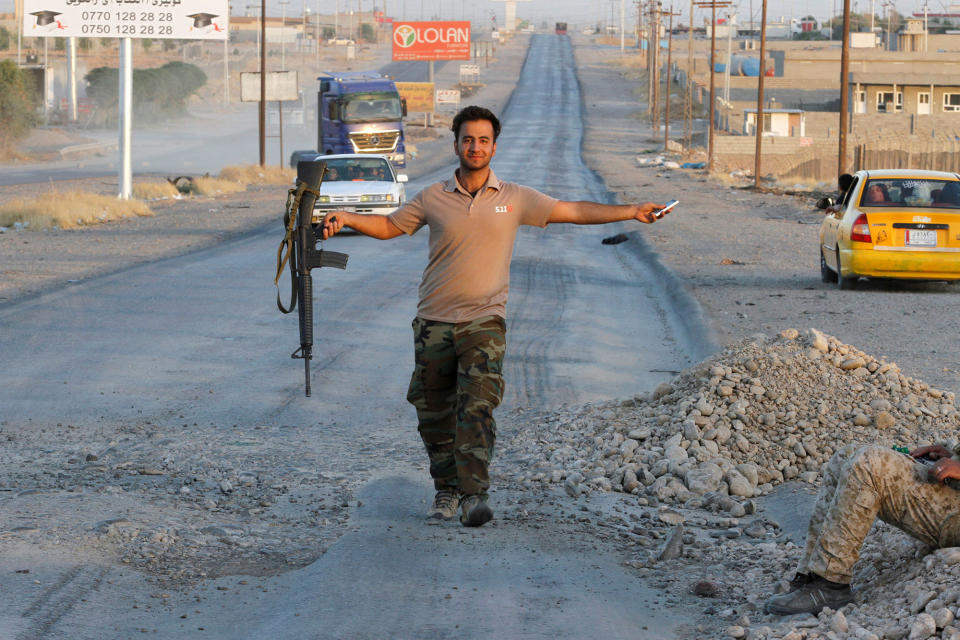 <p>A member of the Kurdish Peshmerga fighters gestures, north of Kirkuk, Iraq, Oct. 19, 2017. (Photo: Ako Rasheed/Reuter) </p>