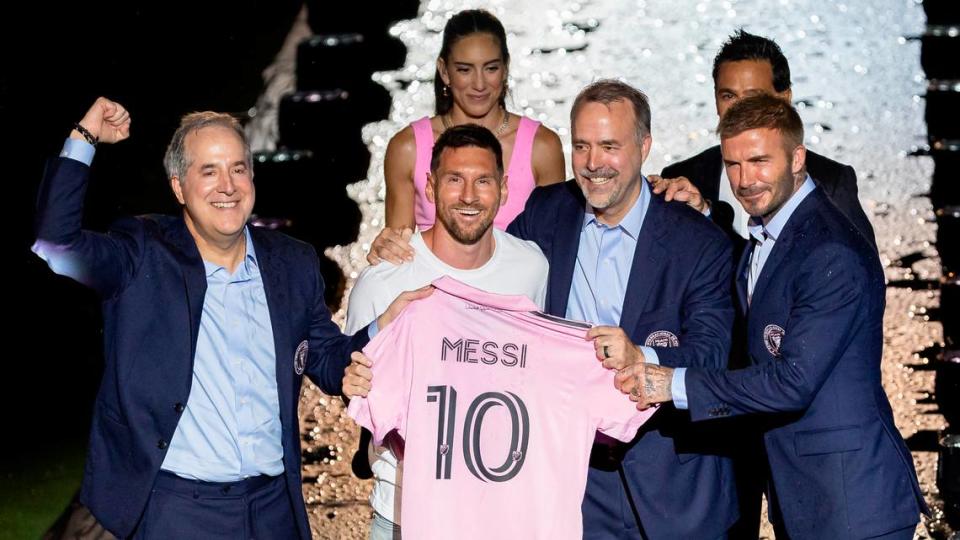 Lionel Messi presents his jersey next to Inter Miami owners, Jorge Mas, far-left, Jose Mas, third from left, and David Beckham, far-right, during the team’s The Unveil event at DRV PNK Stadium on Sunday, July 16, 2023, in Fort Lauderdale, Fla. The event was held to officially welcome Argentine forward Lionel Messi (10) and Spanish midfielder Sergio Busquets (5) to the team. MATIAS J. OCNER/mocner@miamiherald.com