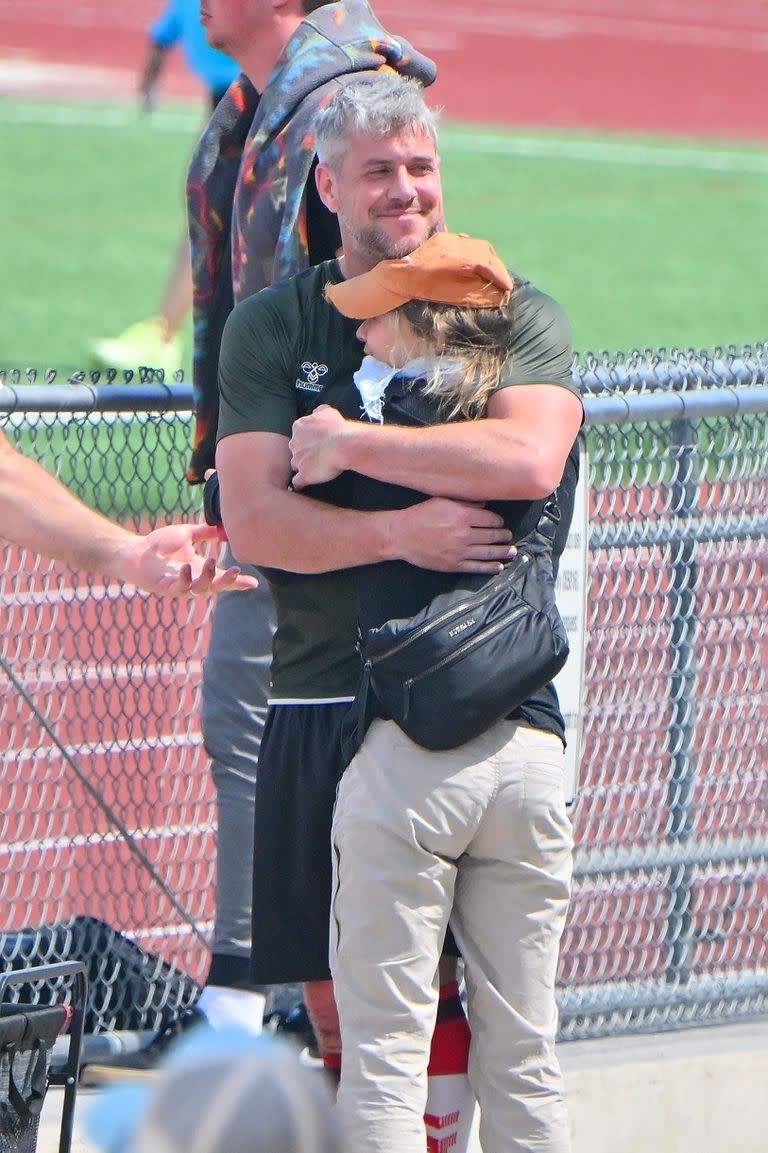 Una vez terminado el juego, la actriz bajó de la tribuna y se metió en el campo de juego para felicitar a su novio. La pareja -que no había sido fotografiada en casi un año- demostró que está más enamorada que nunca