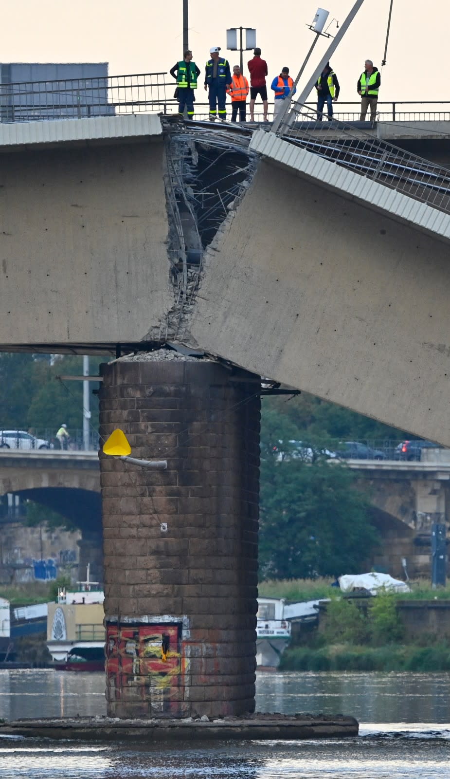 德國德勒斯登橫跨易北河的卡蘿拉公路大橋，9月11日凌晨突然垮掉一截，幸無人傷亡。路透社