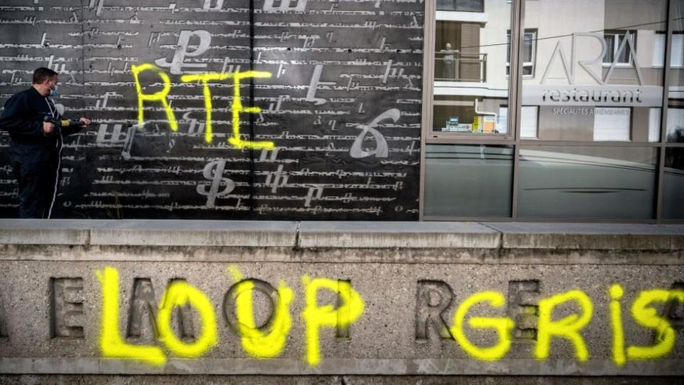 Graffiti on the memorial to the Armenian genocide