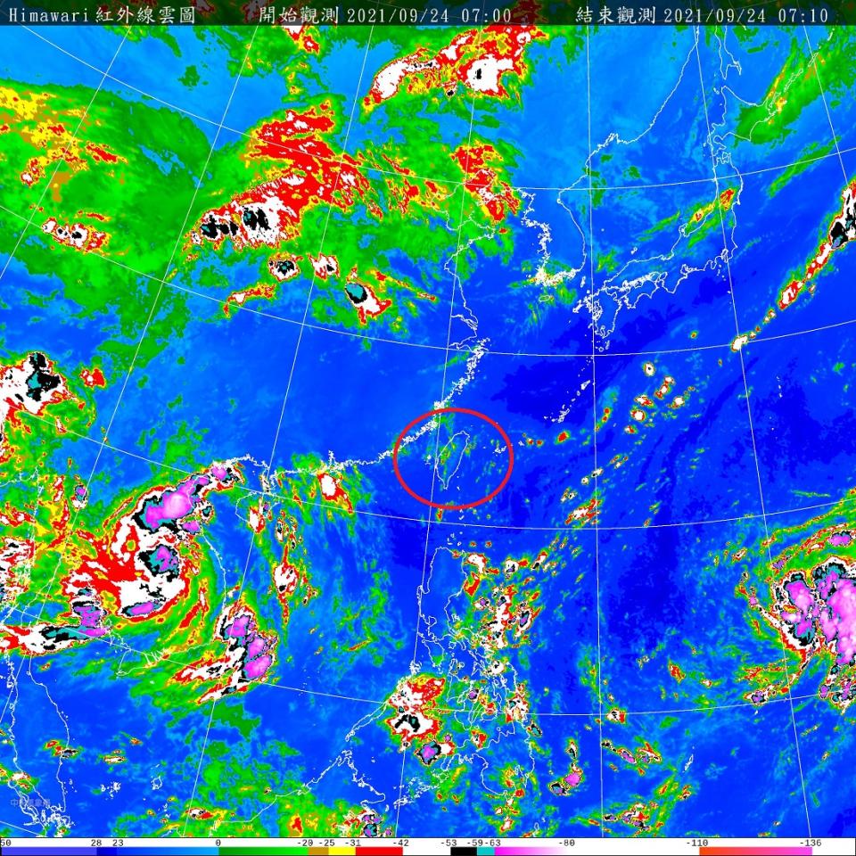微弱東北風今天起開始影響台灣（紅圈處），不過目前在東海上有高氣壓近似滯留，可能只有東北海岸才較能感受到氣溫變化。   圖：中央氣象局/提供