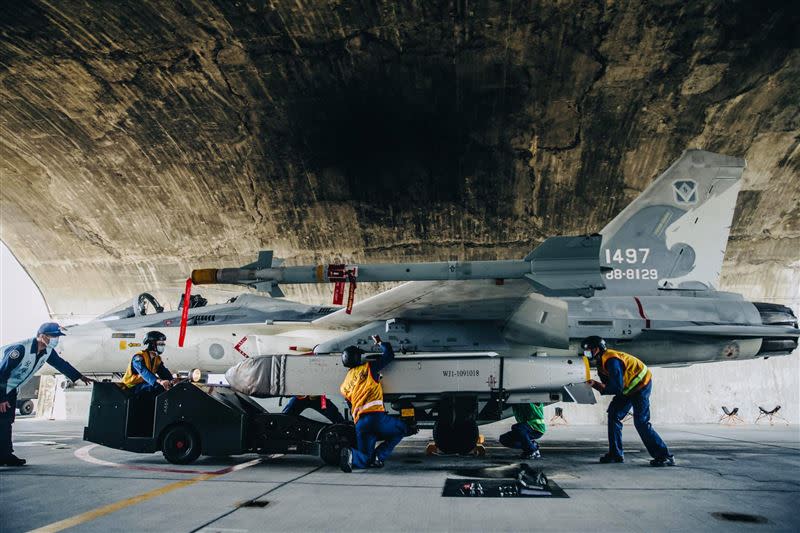 空軍第一聯隊展示中科院自製「萬劍飛彈潛力裝掛」。（圖／翻攝自國防部發言人臉書）