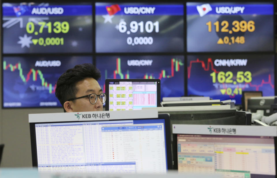 A currency trader works at the foreign exchange dealing room of the KEB Hana Bank headquarters in Seoul, South Korea, Wednesday, Oct. 17, 2018. Asian markets rose on Wednesday, bolstered by robust U.S. corporate earnings and encouraging. (AP Photo/Ahn Young-joon)