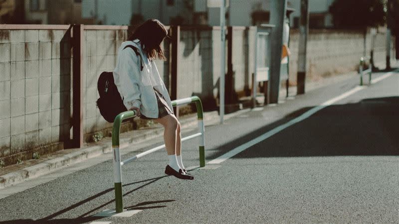 女子失戀求助卻遭騙色。（示意圖／翻攝自Pakutaso）