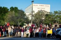 <p>Padres y estudiantes llegan a la escuela Marjory Stoneman Douglas en Parkland, estado de Florida (Estados Unidos), hoy 28 de febrero de 2018. Dos semanas después de que un exalumno matara a 17 personas, las aulas de la escuela vuelven a llenarse de estudiantes, muchos de ellos convertidos en activistas contra las armas. EFE/ Cristobal Herrera </p>