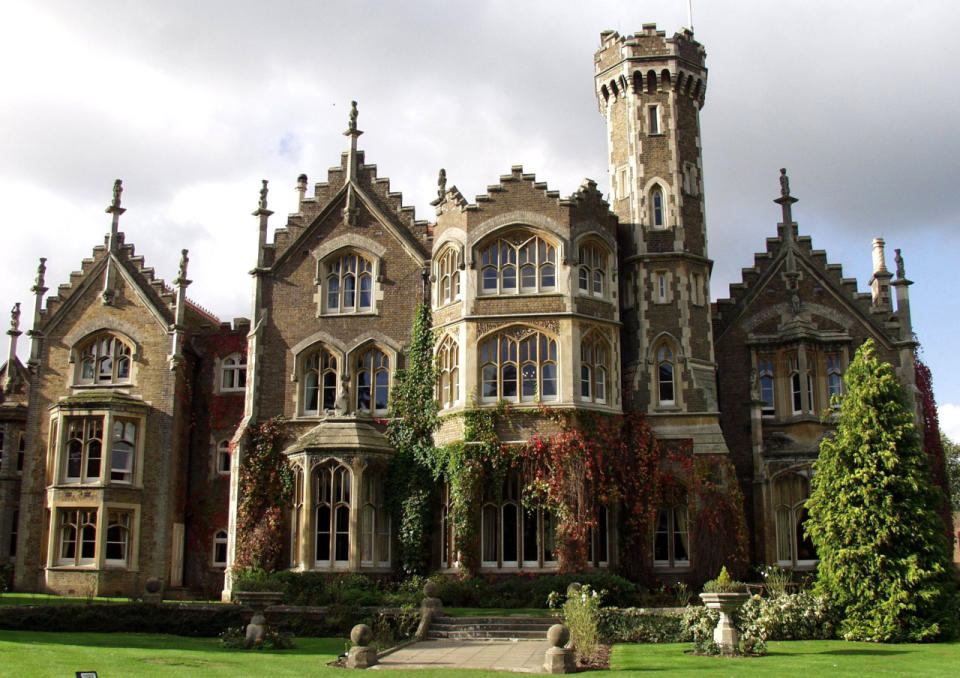 <p>In “The Rocky Horror Picture Show” wird ein viktorianisches Landhaus gezeigt: Dabei handelt es sich um Oakley Court. 1899 im neugotischen Stil erbaut, hat es ein Fläche von 14 Hektar. Heute befindet sich darin ein Luxushotel. (Bild-Copyright: REX/Shutterstock/rexfeatures)</p>