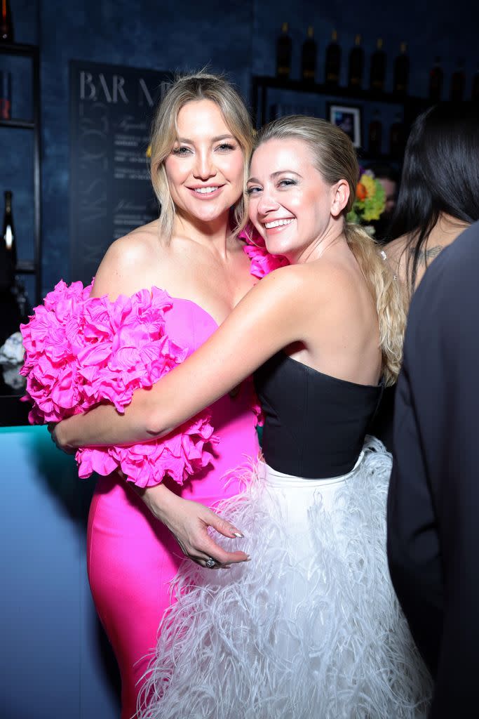 kate hudson meredith hagner hugging