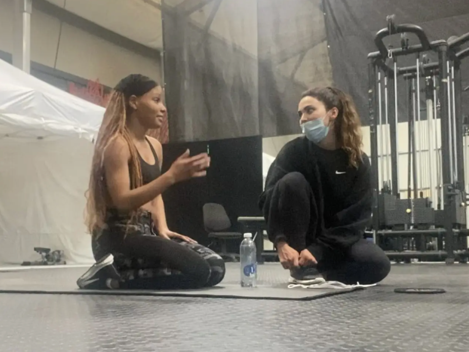 Halle Bailey (links) mit Sana Shirvani beim Training für "Arielle, die Meerjungfrau". - Copyright: Sana Shirvani