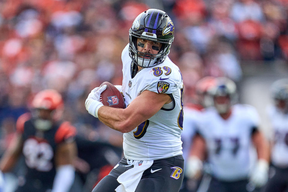 El ala cerrada de los Cuervos de Baltimore Mark Andrews (89) 