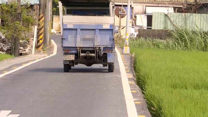 小港機場旁產業道路窄小，被稱為小港百慕達。（圖／東森新聞）