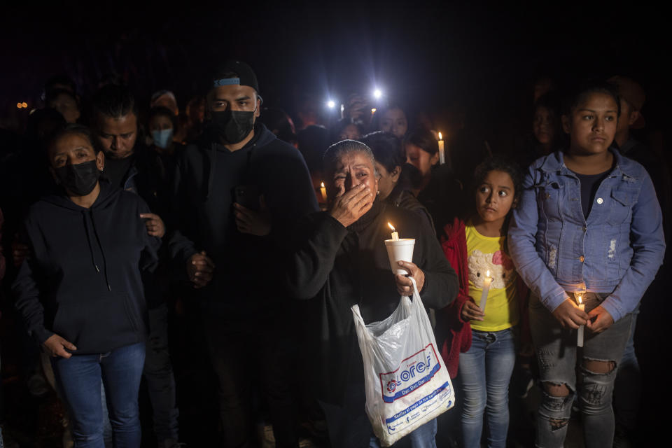 Familiares y amigos reaccionan cuando los cuerpos de Jair Valencia, Misael Olivares y Yovani Valencia llegan a la casa de su familia en San Marcos Atexquilapan, estado de Veracruz, México, el miércoles 13 de julio de 2022. (AP Foto/Félix Márquez)