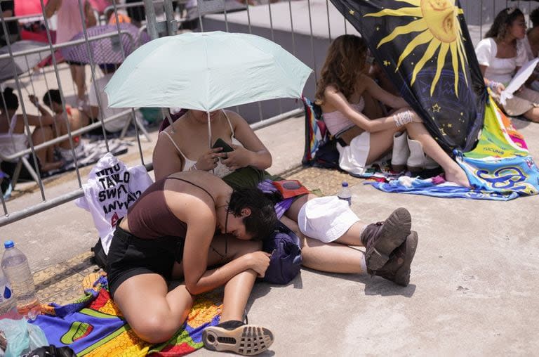 Fanáticos de Taylor Swift, en plena ola de calor, esperando ingresar al estadio