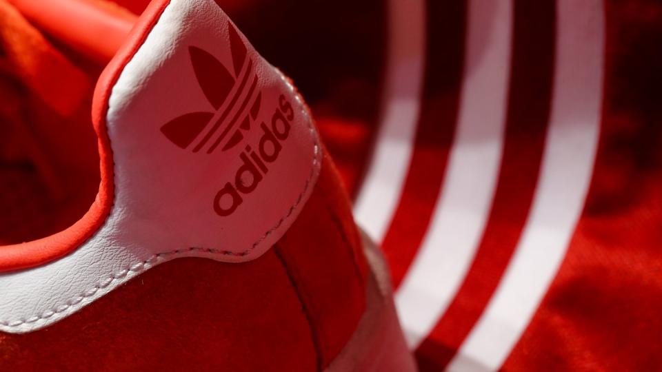 Ein Schuh des Sportartikelherstellers adidas wird am Rande der Hauptversammlung ausgestellt.