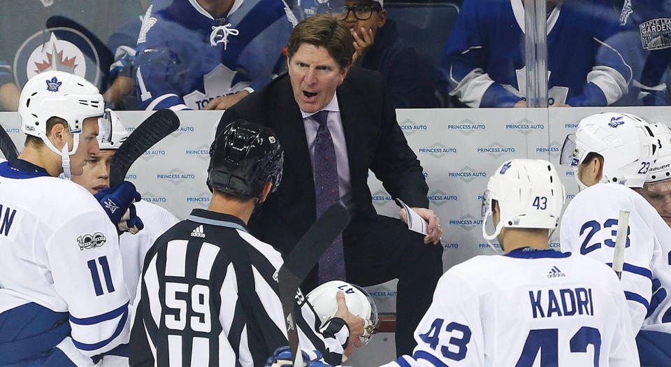 Toronto Maple Leafs head coach Mike Babcock has words with an official for an illegal equipment penalty. (John Woods/CP)