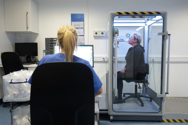 Una paciente de covid persistente realiza una prueba en un centro sanitario alemán, en una imagen de archivo. (Photo: Sebastian Gollnow/picture alliance via Getty Images)