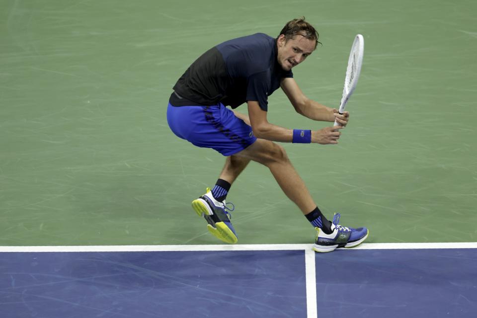 Daniil Medvedev devuelve ante Nick Kyrgios durante la cuarta ronda del US Open, el domingo 4 de septiembre de 2022, en Nueva York. (AP Foto/Adam Hunger)