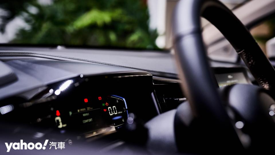 小巧的儀表造型讓駕駛得以更專注於前方視野的車況變化。