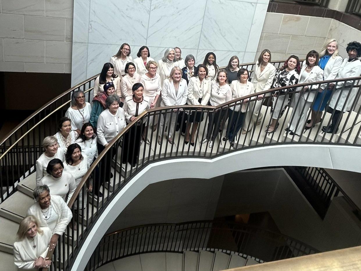 Une trentaine d’élues démocrates ont porté du blanc pour montré leur combat pour les droits des femmes lors de l’allocution de Joe Biden au Congrès américain, le 7 mars 2024.