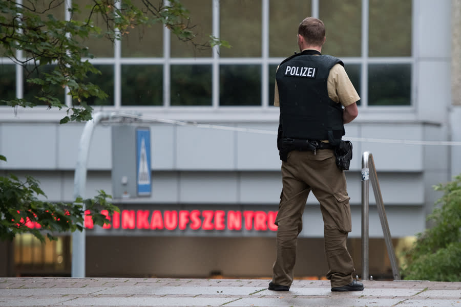 <p>Auch hier schien auf einmal der Terror ganz nah zu sein. Am 22. Juli waren am Olympia-Einkaufszentrum in München Schüsse zu hören. Kurzzeitig gab es Befürchtungen, dass mehrere bewaffnete Terroristen in der Stadt unterwegs sein könnten. Am Ende stellte sich heraus, dass ein psychisch labiler 18-Jähriger Amok gelaufen war. Er tötete neun Menschen und verletzte vier weitere mit Schüssen. Als Polizisten ihn stellten, erschoss sich der Schüler. (Bild: ddp images) </p>