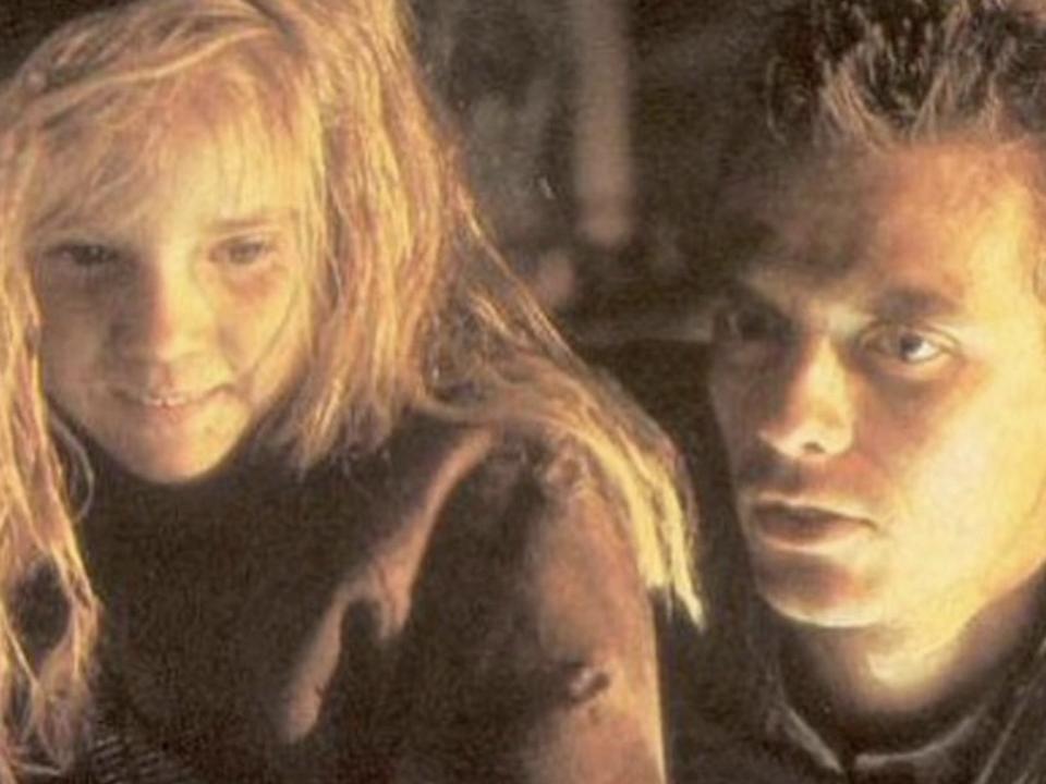 Newt (Carrie Henn) and Hicks (Michael Biehn) in "Aliens"