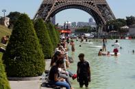 <p>Météo France a lancé vendredi 16 juin les premières alertes canicule. Annonçant un week-end à forte chaleur dans une dizaine de départements, cette alerte a évolué le dimanche où l’organisme météo a annoncé une montée crescendo des températures jusqu’à jeudi pour atteindre 37°C en journée et au moins 20°C la nuit en Île-de-France et dans le Sud. Cette semaine, ce sont désormais 66 départements qui sont en vigilance orange. N’hésitez pas à vous renseigner au 0800 06 66 66 pour prévenir quelconques problèmes dus aux fortes chaleurs. (Crédit : AFP) </p>