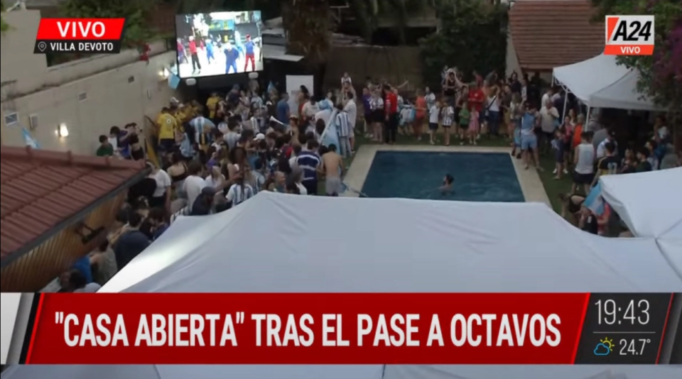 La televisión argentina mostró imágenes de la fiesta en la casa de Maradona (Foto: Reproducción/Noticias A24)