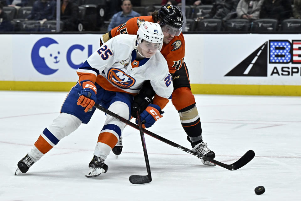 New York Islanders defenseman Sebastian Aho, left, vies for the puck against Anaheim Ducks left wing Max Comtois during the second period of an NHL hockey game in Anaheim, Calif., Wednesday, March 15, 2023. (AP Photo/Alex Gallardo)