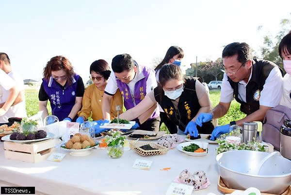 洪副縣長等人製作越光蕎麥手作飯糰，推廣在地優質農特產。<br />（記者方一成攝）