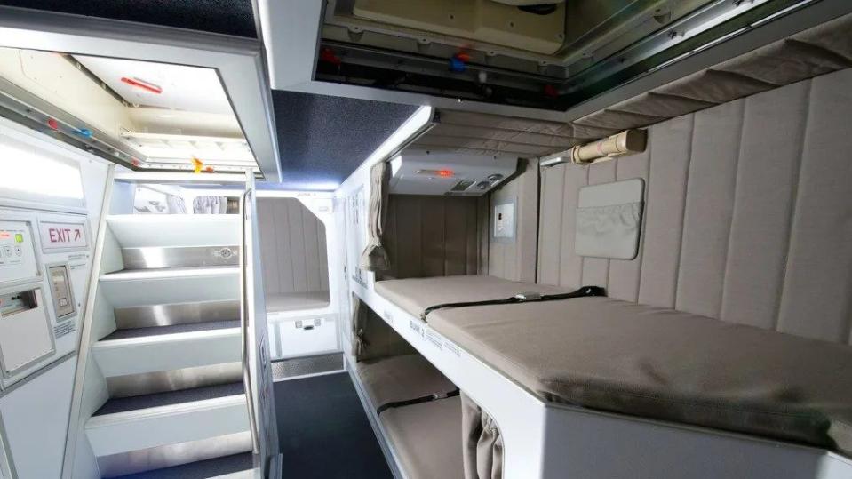 Para llegar a la zona de descanso de este avión A330 de SAS, la tripulación de cabina baja por un pequeño tramo de escaleras. (Crédito: Philippe Masclet/Master Films/Airbus)