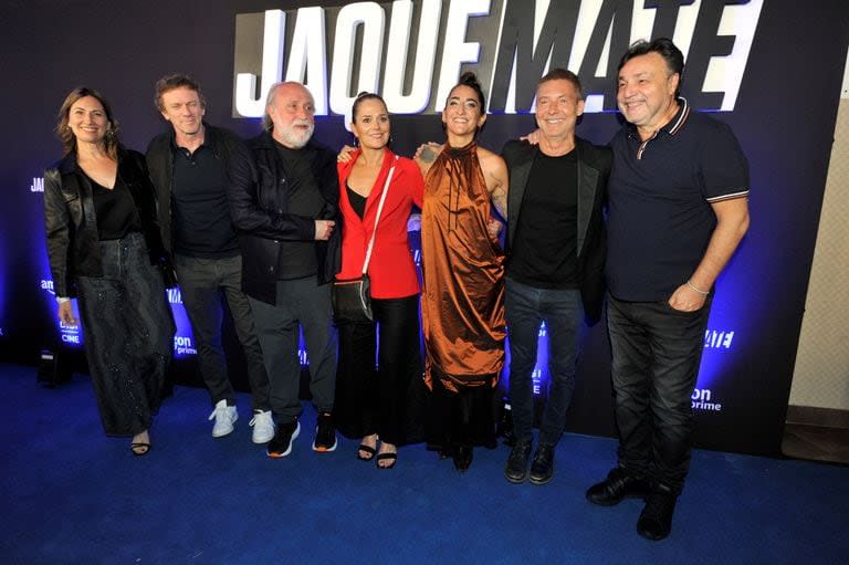 Suar se mostró feliz en la avant premiere de Jaque Mate, que se realizó en una de las salas de cine del shopping DOT. En la foto, el productor posó junto a Federico D’Elia, Déborah Cosovschi, el productor Daniel Grinbank, Andrea Pietra y Charo López
