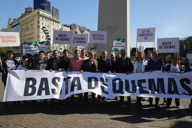 Intendentes santrafesinos protestan en el Obelisco por los incendios en las islas del delta del Paraná.