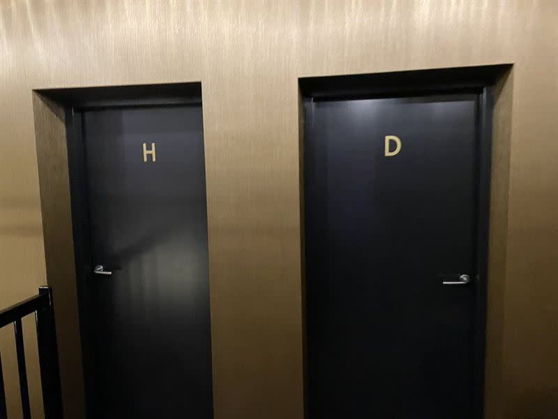 公廁門上寫「H」跟「D」。（圖／翻攝自臉書爆笑禁區）