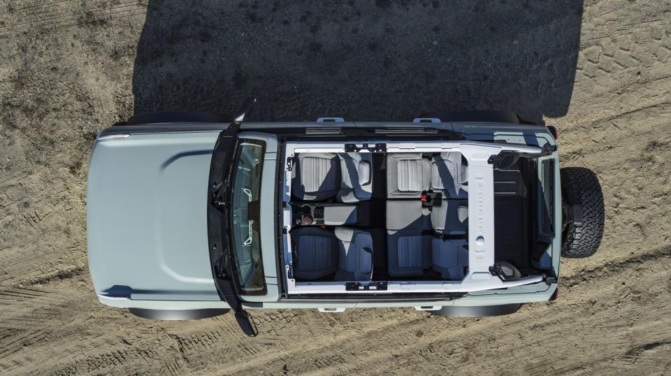 <p>The roof of the Bronco uses removable panels that are quick an easy to remove. On the four-door model, the pieces can even be stored in the trunk. </p>