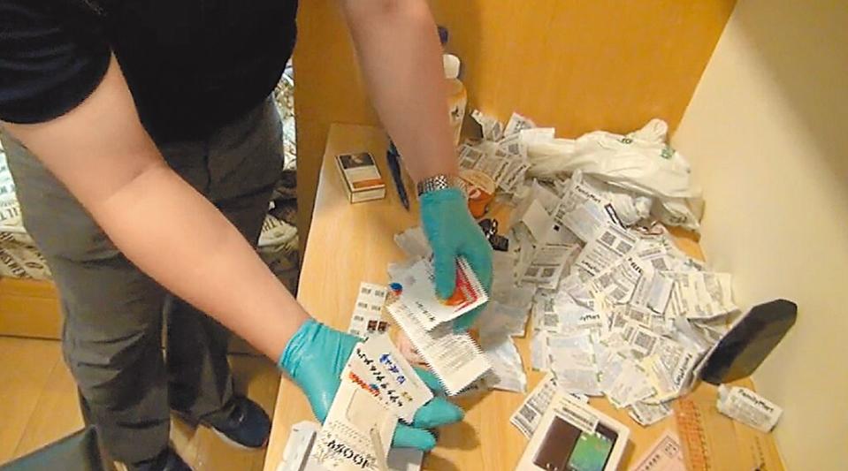 遊戲點數卡淪為詐騙集團洗錢工具，圖為警方曾查獲網路詐團，搜到大批遊戲點數卡。（本報資料照片）