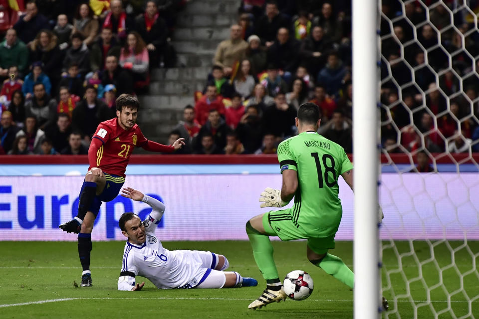 David Silva marcar un gol para España en el partido contra Israel en Gijón, el viernes 24 de marzo de 2017. (AP Foto/Alvaro Barrientos)