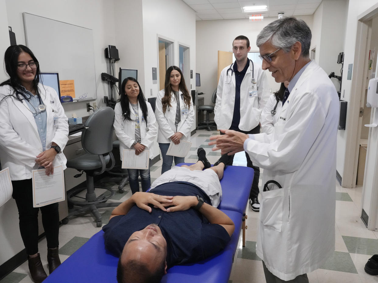 Mark Henderson en la Escuela de Medicina de la Universidad de California, campus Davis, en Sacramento, California, el 15 de junio de 2023. (Jim Wilson/The New York Times).