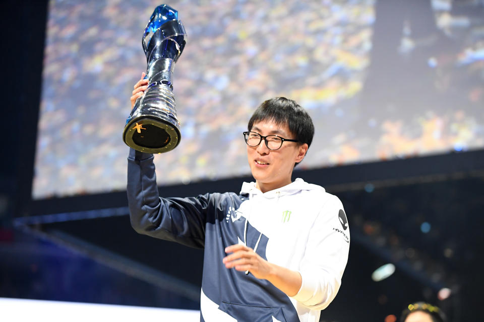 Doublelift celebra con el trofeo de ganadores después de derrotar a Cloud9 3-0 en las finales de verano de la North American League of Legends Championship Series Summer 2018, en el ORACLE Arena el 9 de septiembre de 2018 en Oakland, California. (Foto de Robert Reiners/Getty Images)