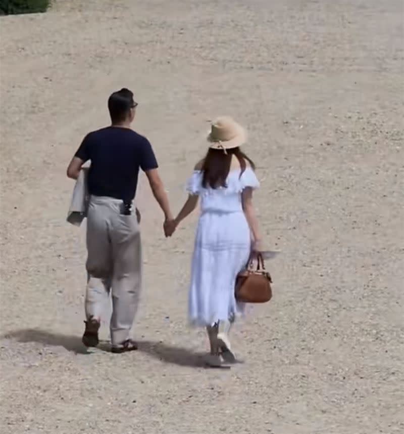 林志玲和老公AKIRK手牽手散步。（圖／翻攝微博）