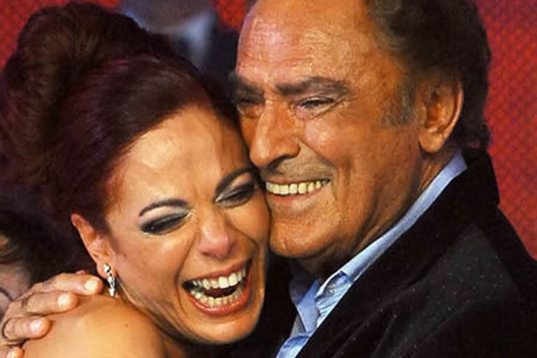 En la foto, Calabró abraza a su hija cuando ella gana el primer reality Cantando por un sueño (2006)